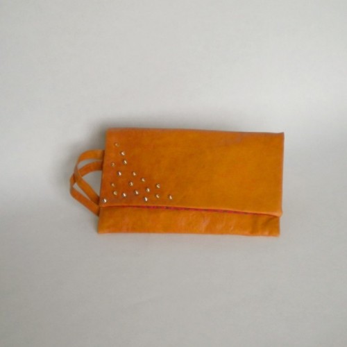 Pochette cloutée en cuir orange