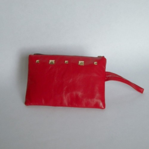 Pochette cloutée rouge en cuir 