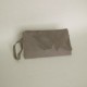 Pochette en daim gris avec rabat
