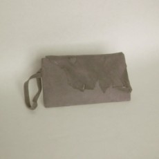 Pochette en daim gris avec rabat