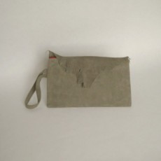 Pochette en daim kaki foncé avec rabat