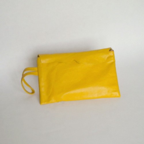 Pochette en cuir jaune