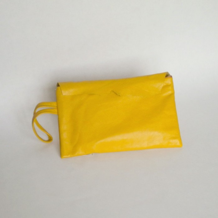 Pochette en cuir jaune