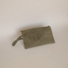 Pochette kaki foncée en daim avec rabat