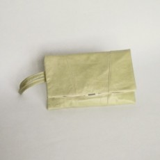 Pochette menthe en cuir à panneaux