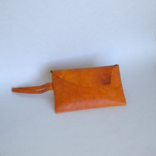 Pochette orange en cuir