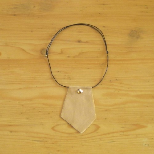 Beige necklace in leather