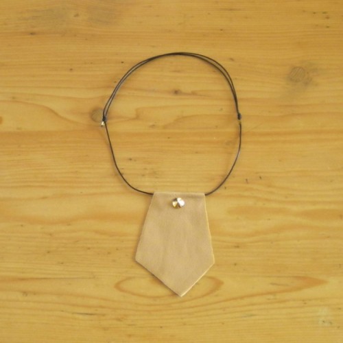 Collier beige en cuir - Styliste suisse