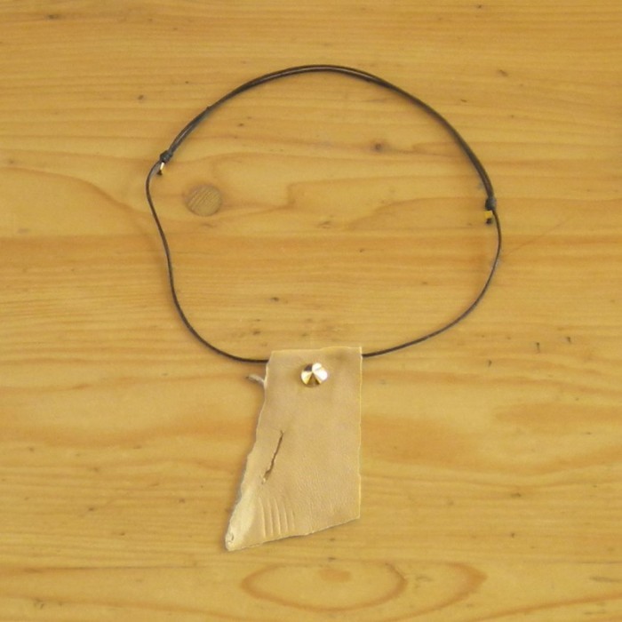 Leather necklace in beige
