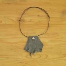 Collier en daim kaki foncé
