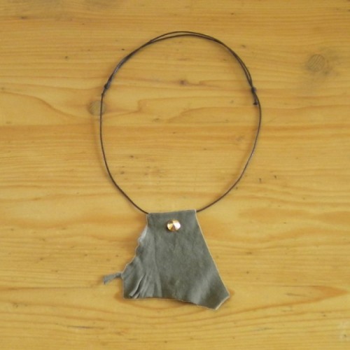 Dark khaki necklace in suede