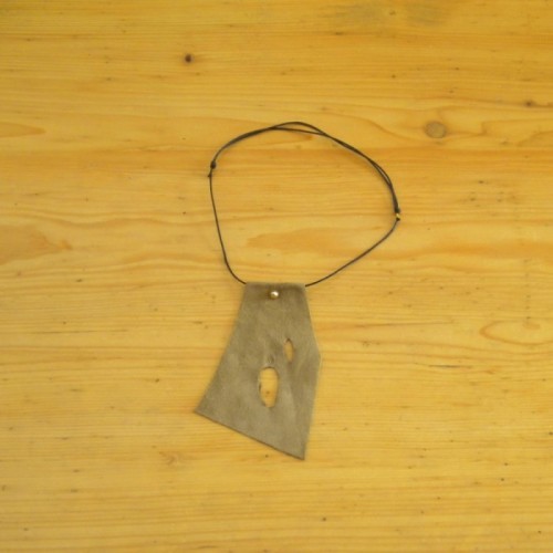 Collier kaki à trou