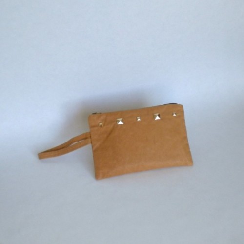 Pochette en cuir naturel à clous