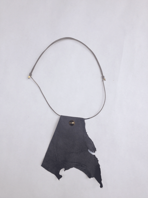 Collier en daim gris