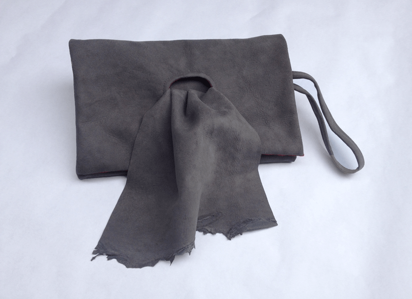 Pochette en daim gris