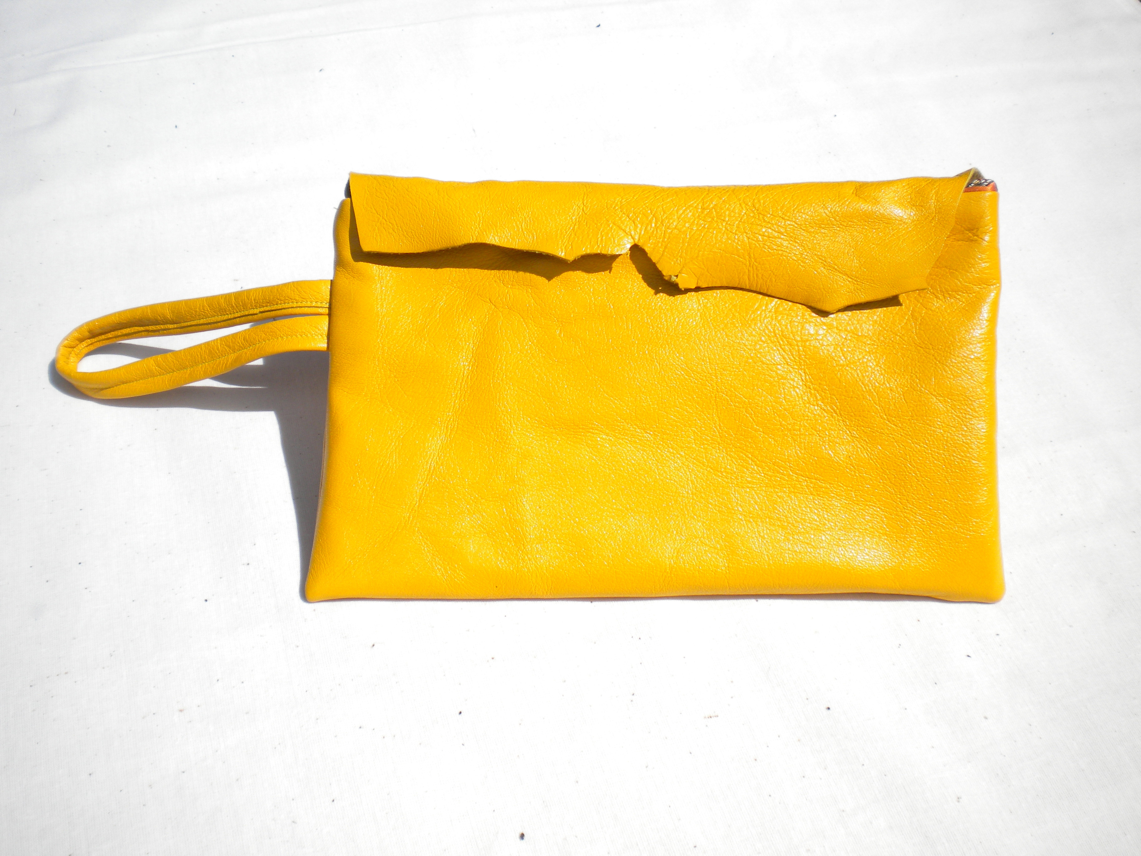  Pochette jaune en cuir 