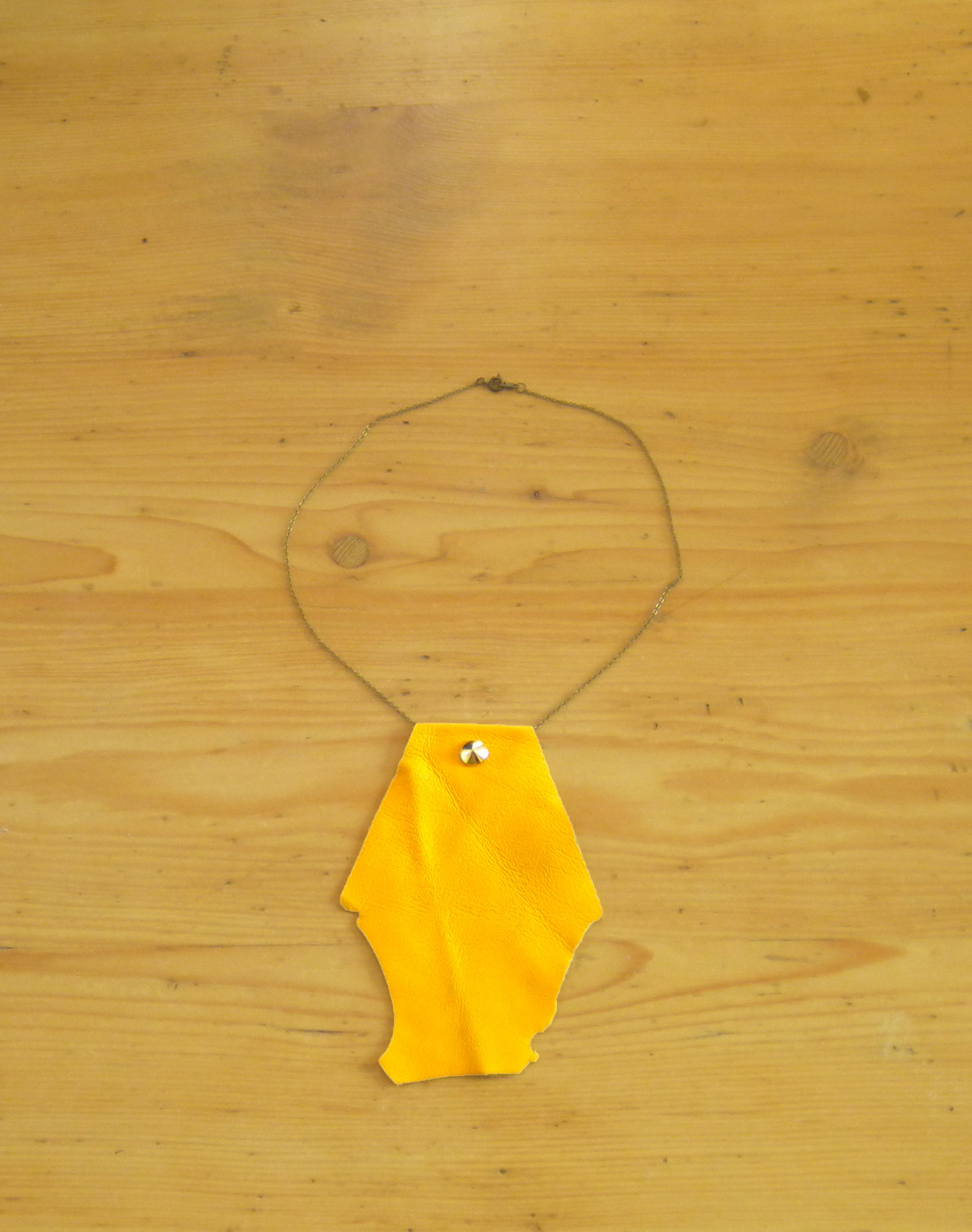  Collier en cuir jaune 