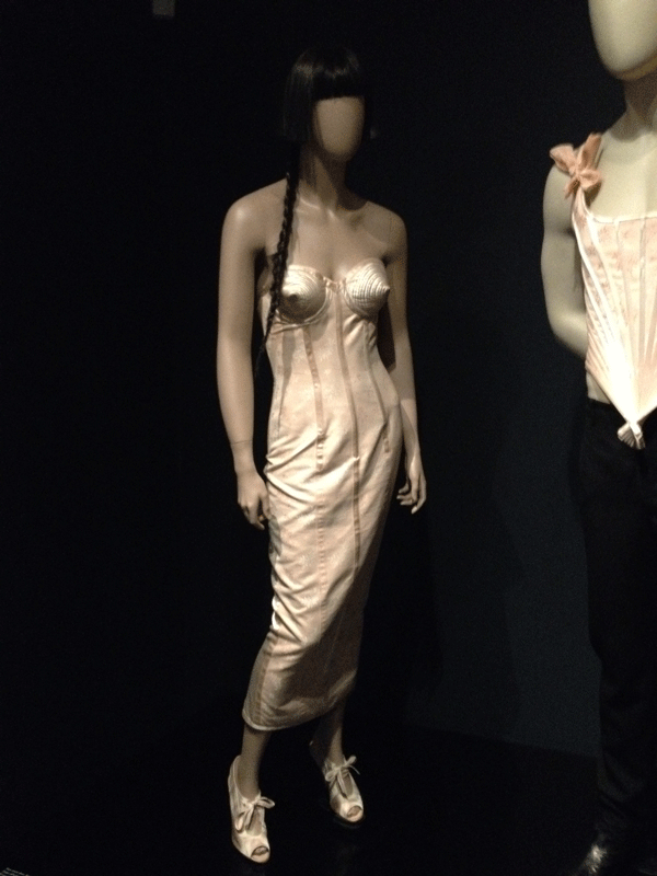  Catherine Ringer portant une robe Jean-Paul Gaultier 