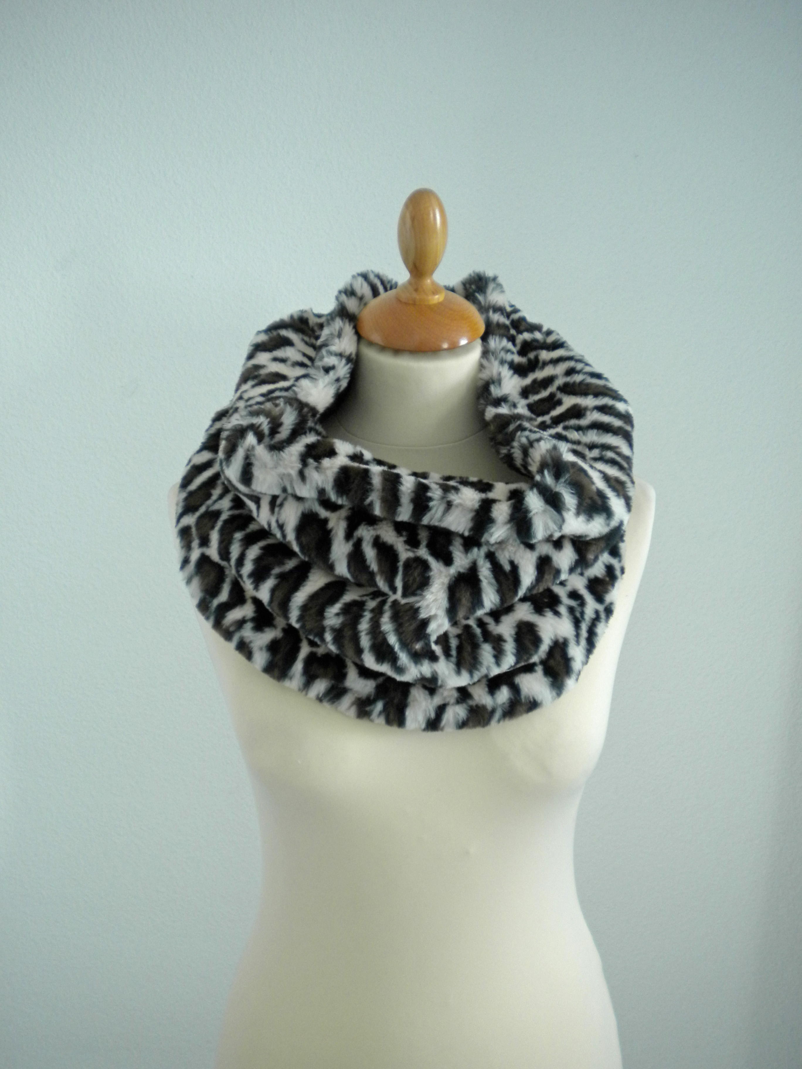 Leaopard fur snood