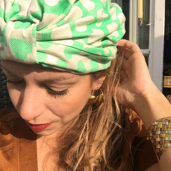 Turban vert et blanc cassé avec coeur par Opian Genève