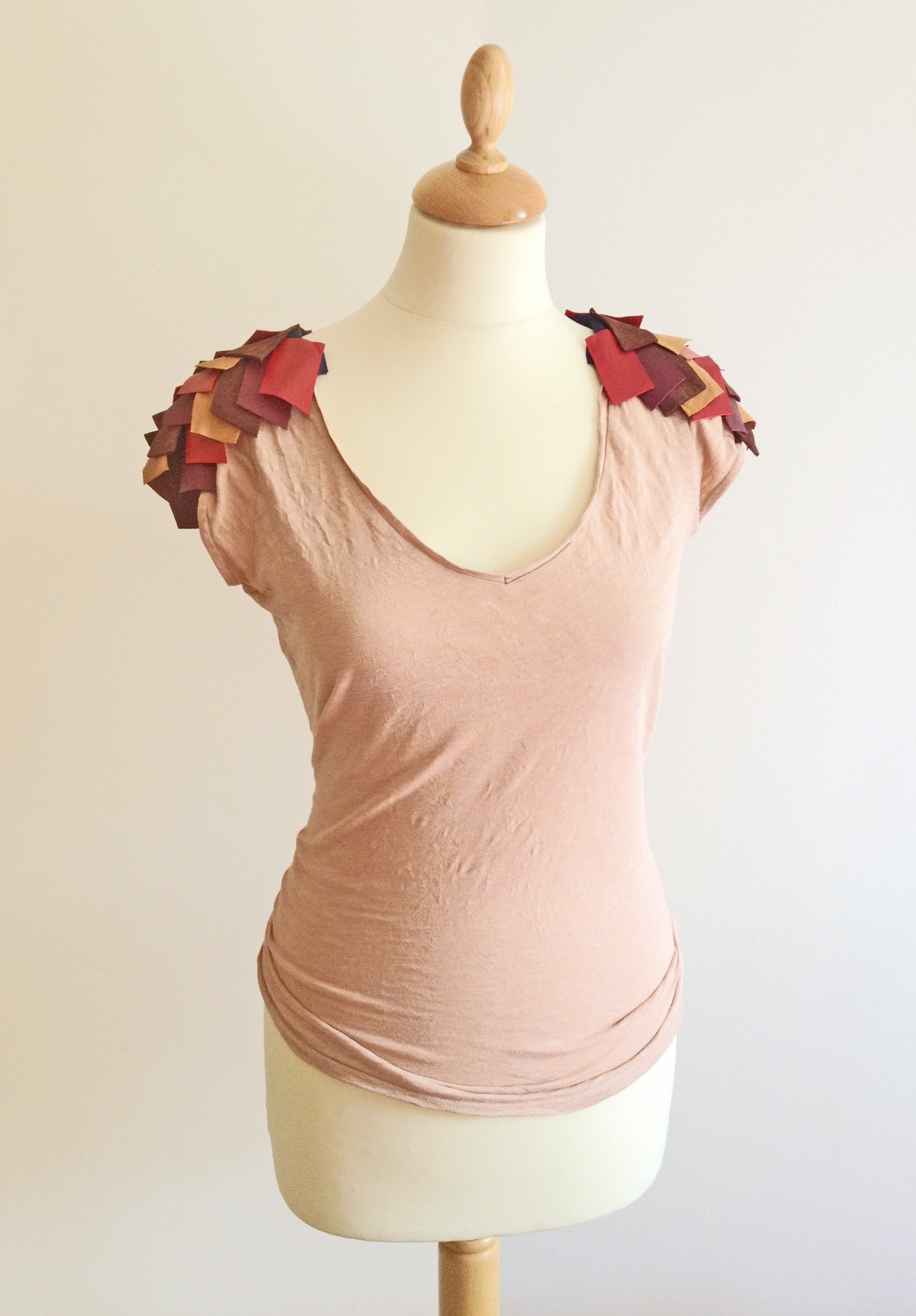  T-shirt avec épaulettes en écailles de cuir